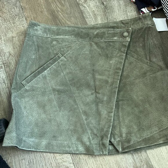 Blank NYC Suede Wrap Skirt in Herb - NEW - Size 30 - Picture 4 of 10